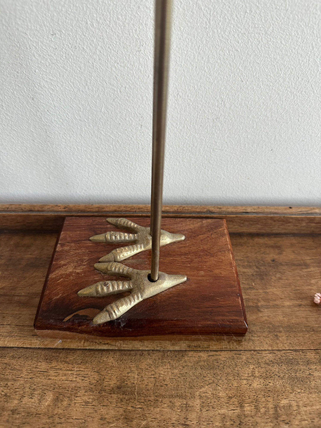 Héron en bois pied en laiton sur socle rectangulaire