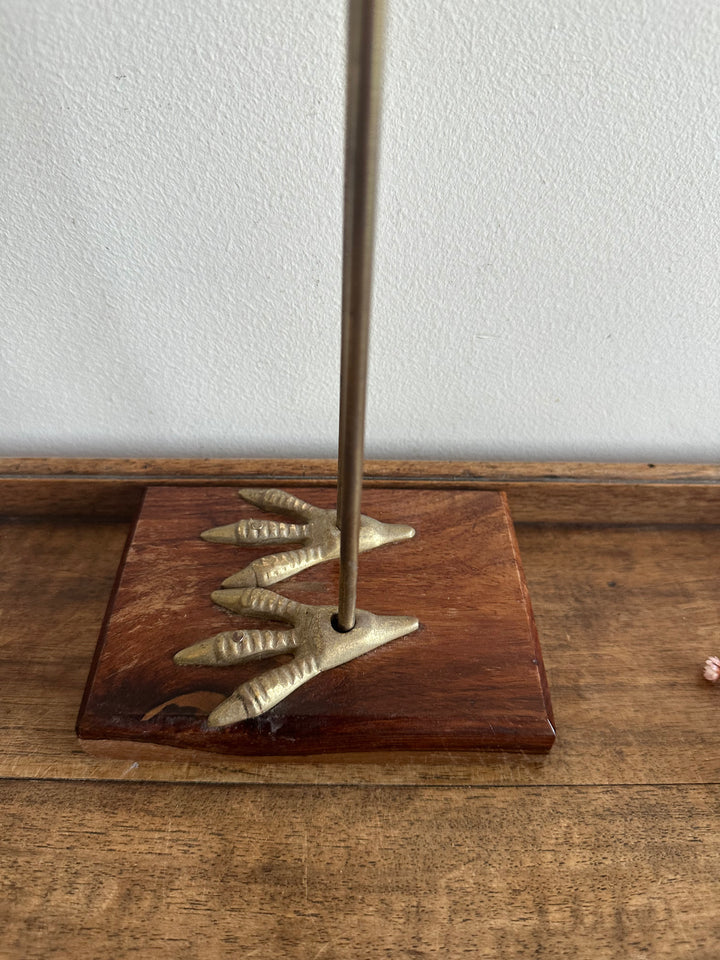 Héron en bois pied en laiton sur socle rectangulaire