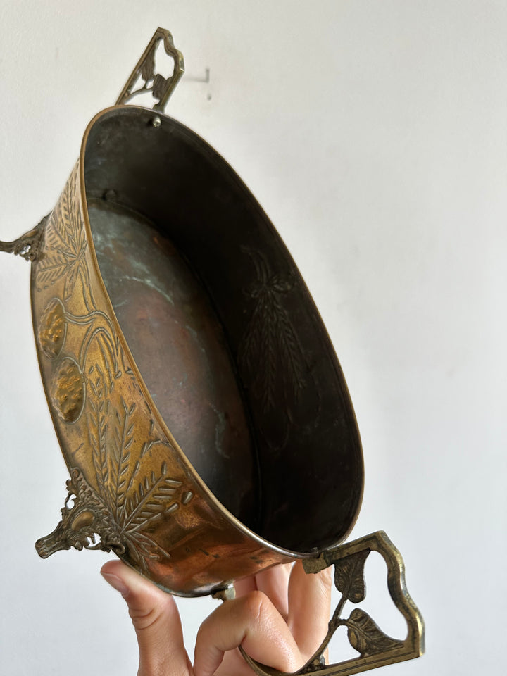 Jardinière en cuivre et laiton gravée sur pieds sculptés