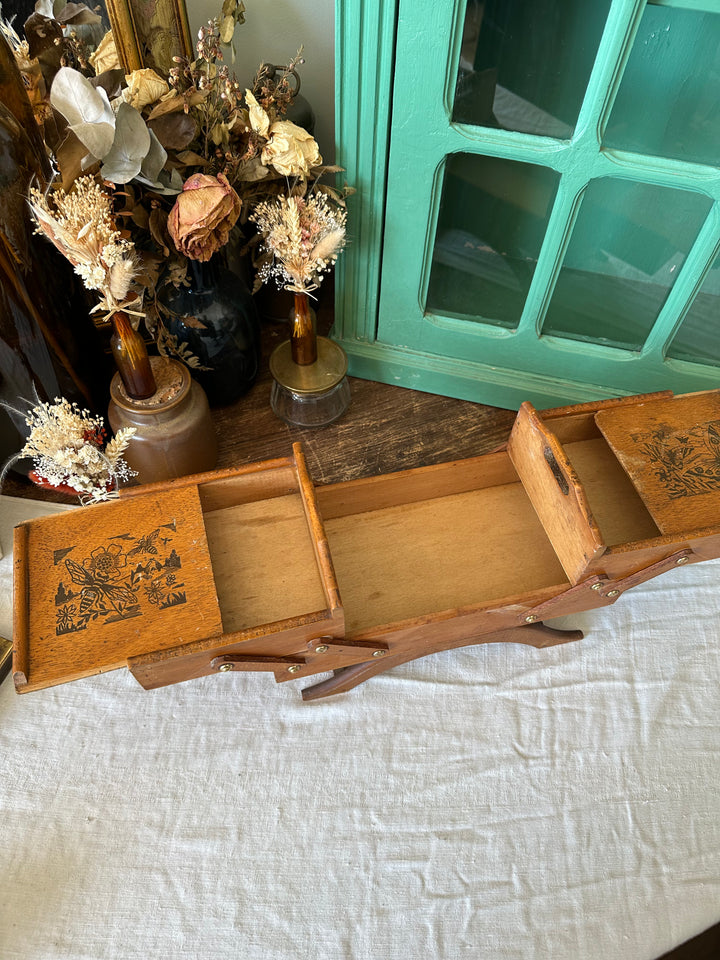 Travailleuse de table en bois avec gravures décoratives