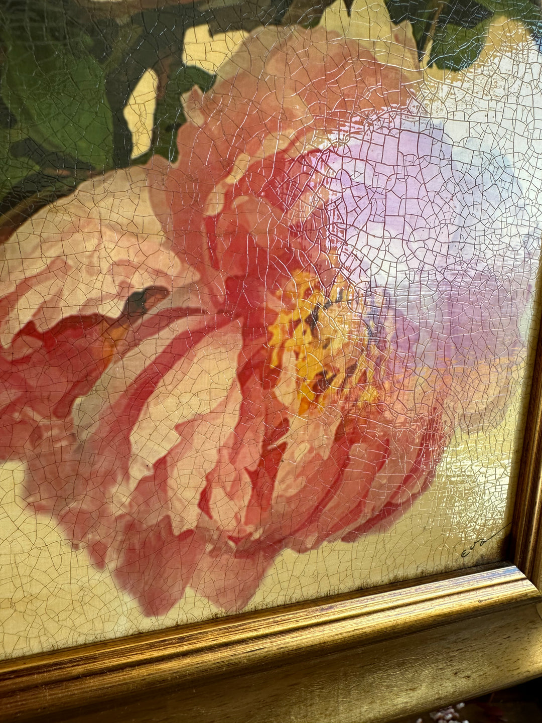 Toile marouflée sur bois représentant une rose dans son cadre épais doré
