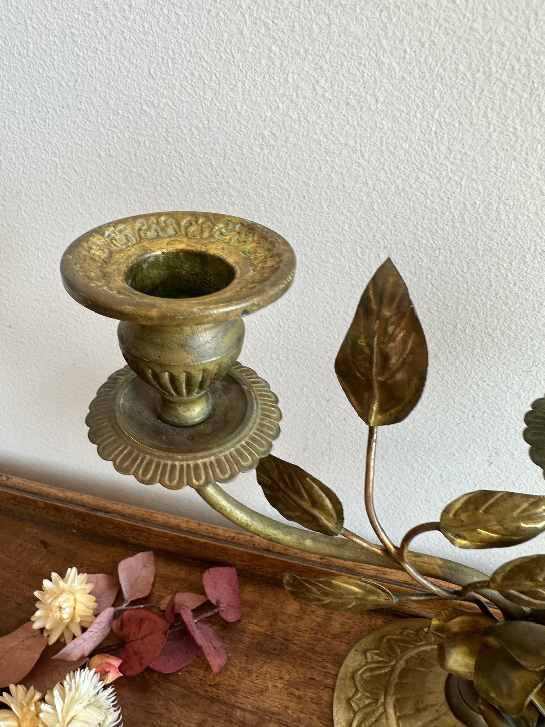 Chandelier à trois branches orné de roses sculptées