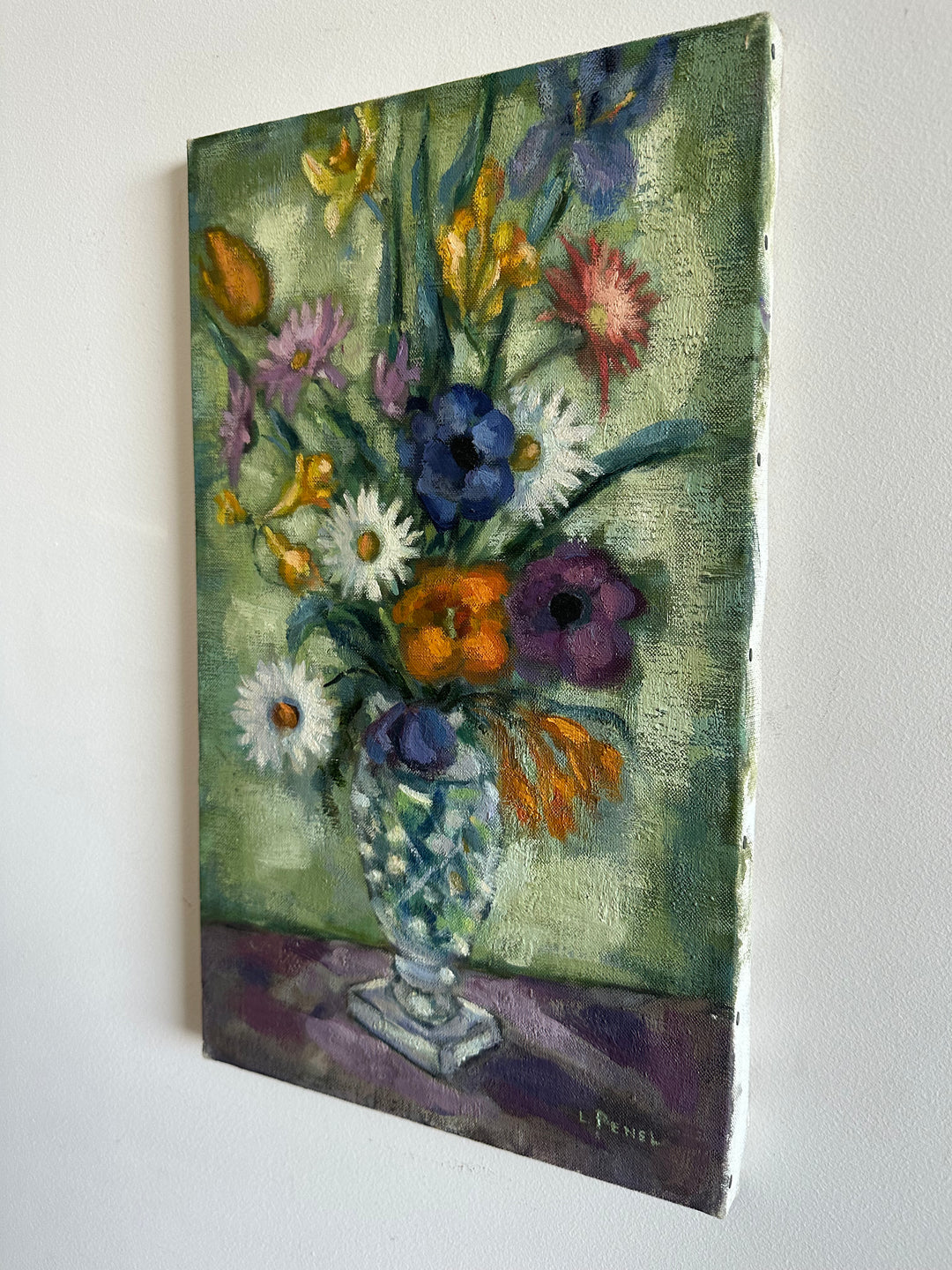 Bouquet de fleurs sur toile fond vert et table violette