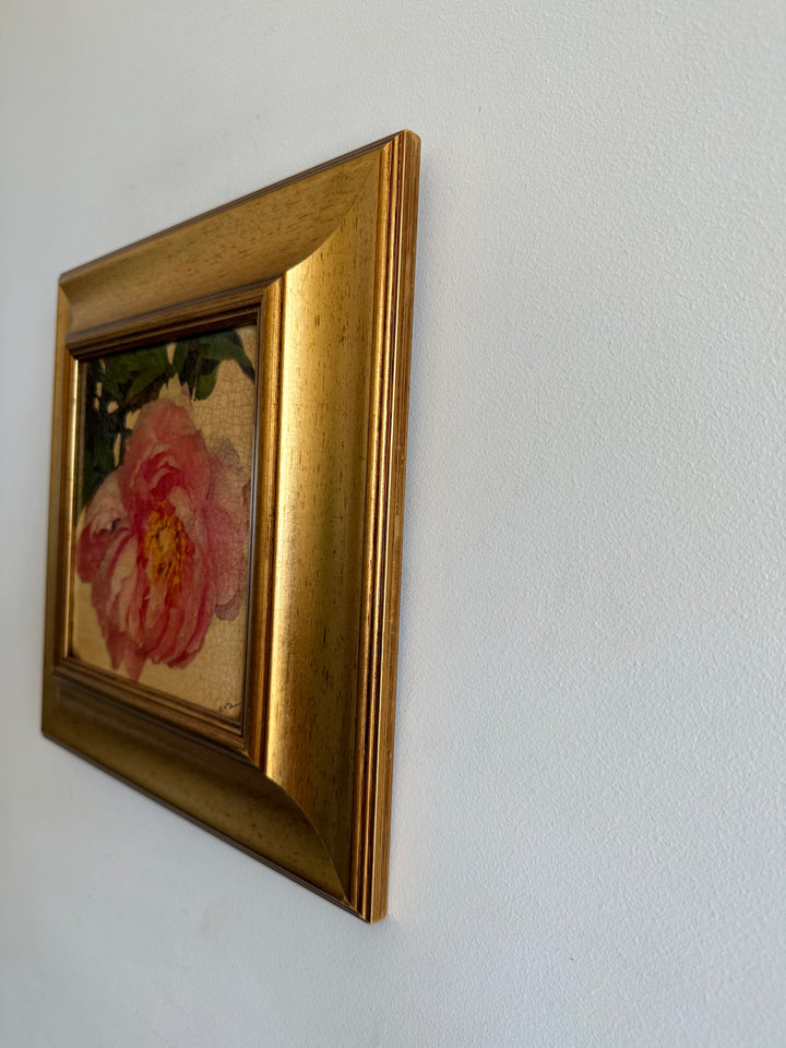 Toile marouflée sur bois représentant une rose dans son cadre épais doré