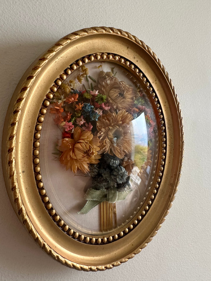Bouquet de fleurs séchées encadré sous verre bombé