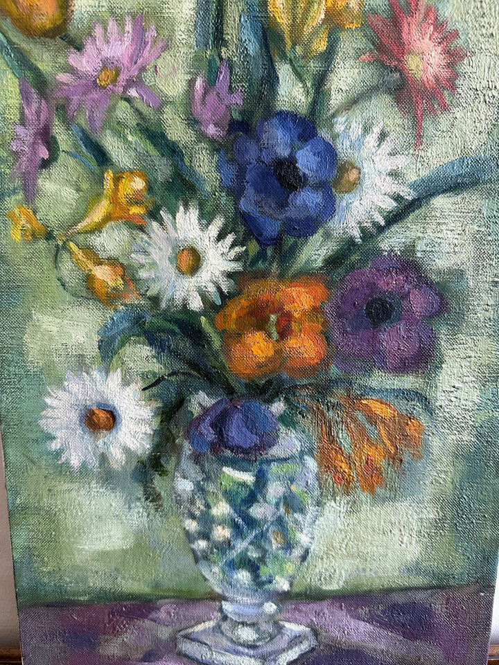 Bouquet de fleurs sur toile fond vert et table violette