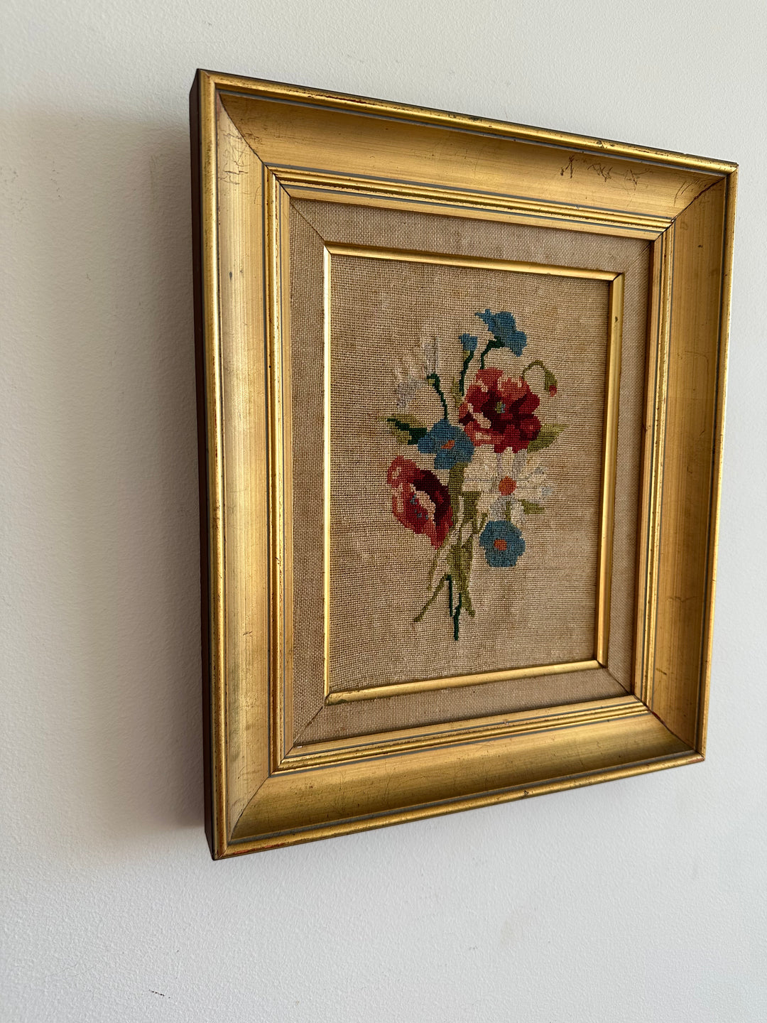 Broderie fleurs roses et bleues dans cadre doré début XX ème
