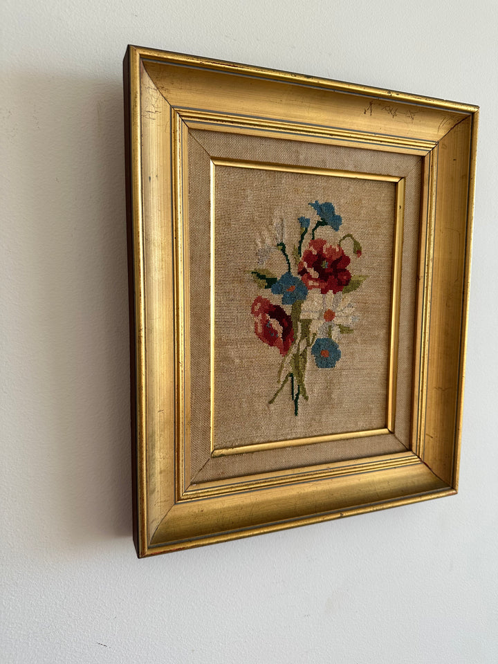 Broderie fleurs roses et bleues dans cadre doré début XX ème