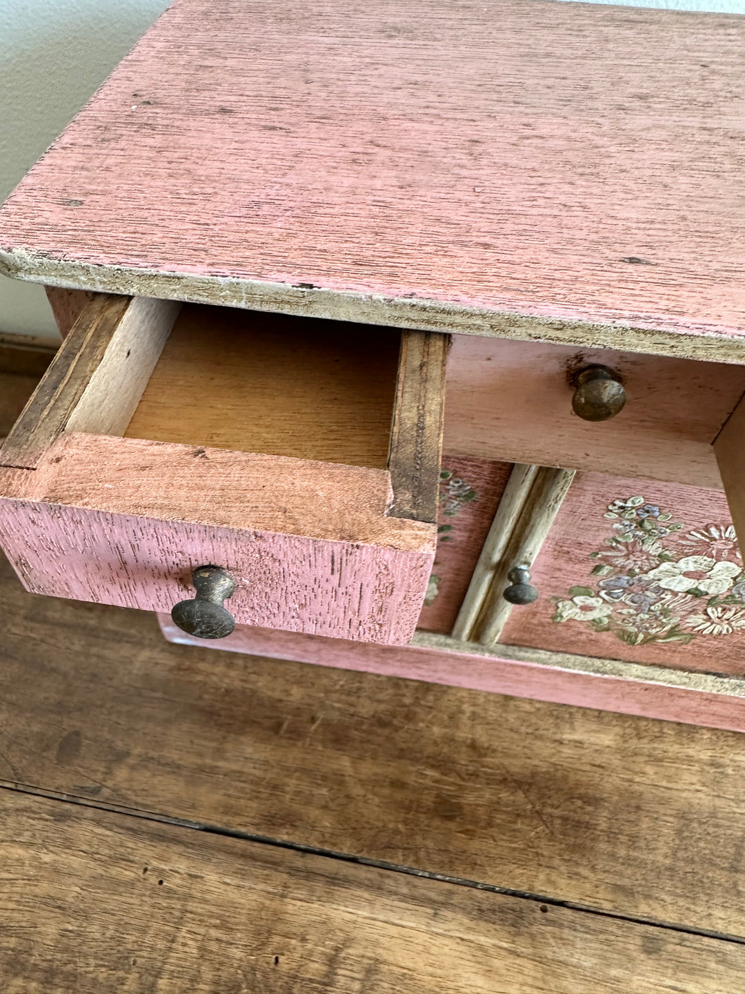 Coffre en bois artisanal peint en rose décoré de fleurs blanches