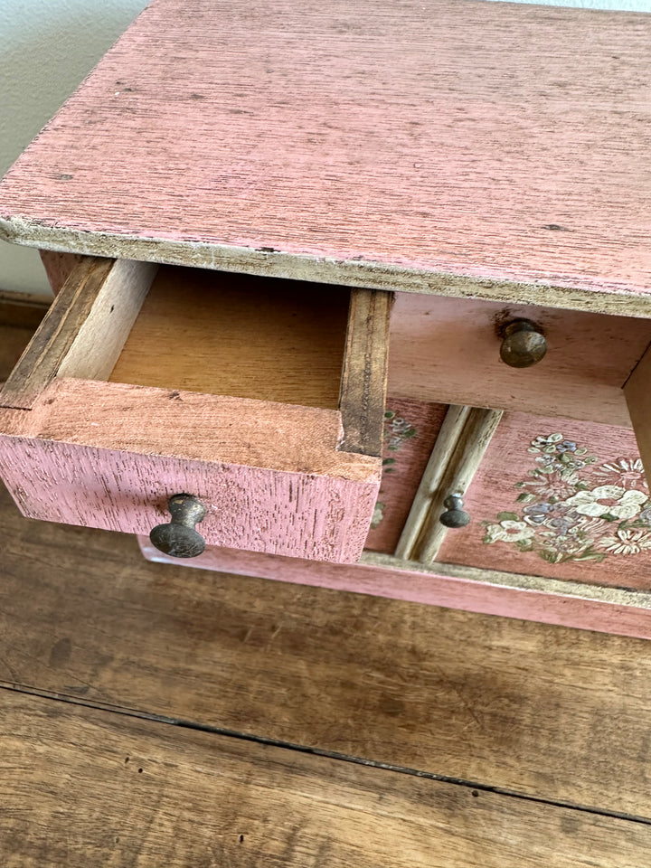 Coffre en bois artisanal peint en rose décoré de fleurs blanches