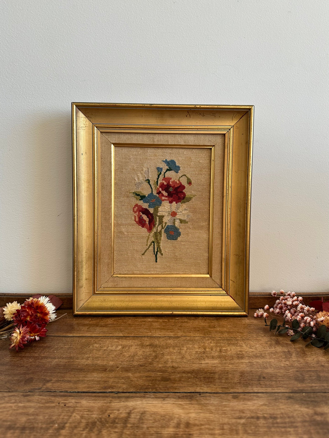Broderie fleurs roses et bleues dans cadre doré début XX ème