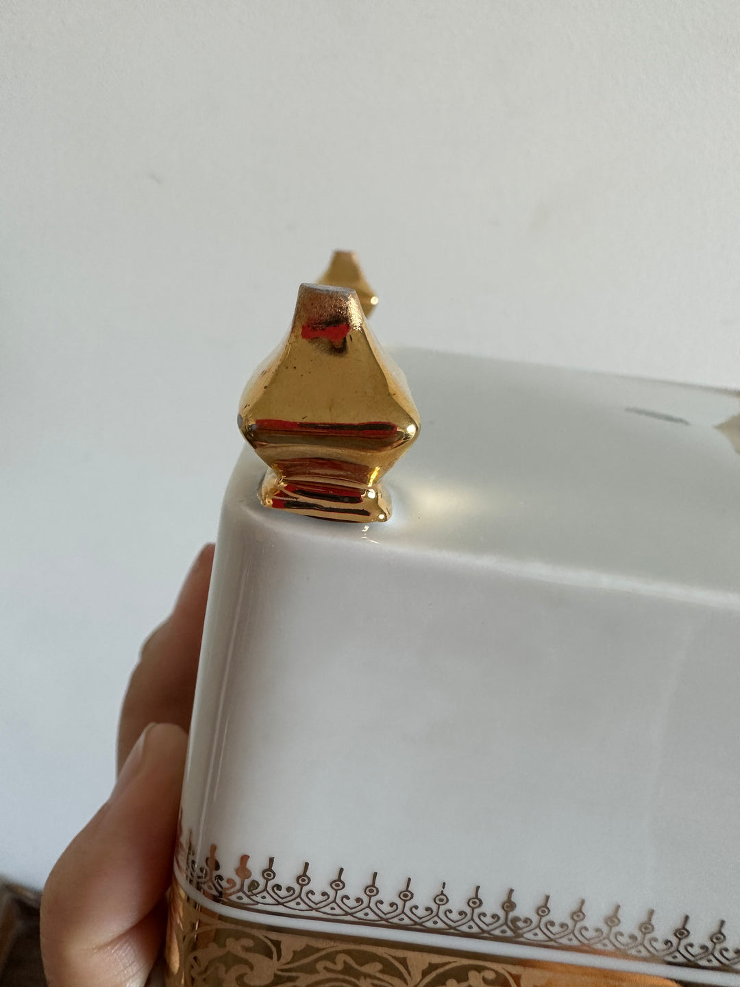 Boite en porcelaine Limoges sur pieds carrés motifs scène d'époque