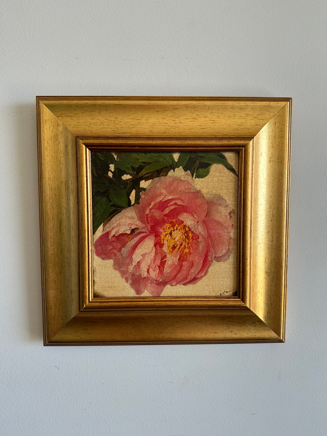 Toile marouflée sur bois représentant une rose dans son cadre épais doré