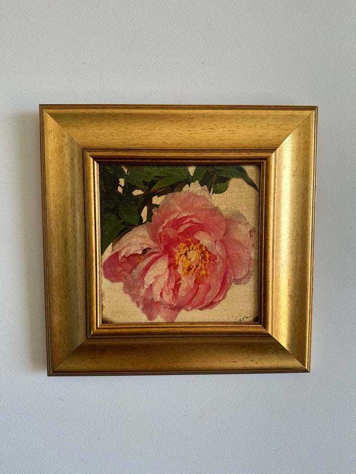 Toile marouflée sur bois représentant une rose dans son cadre épais doré