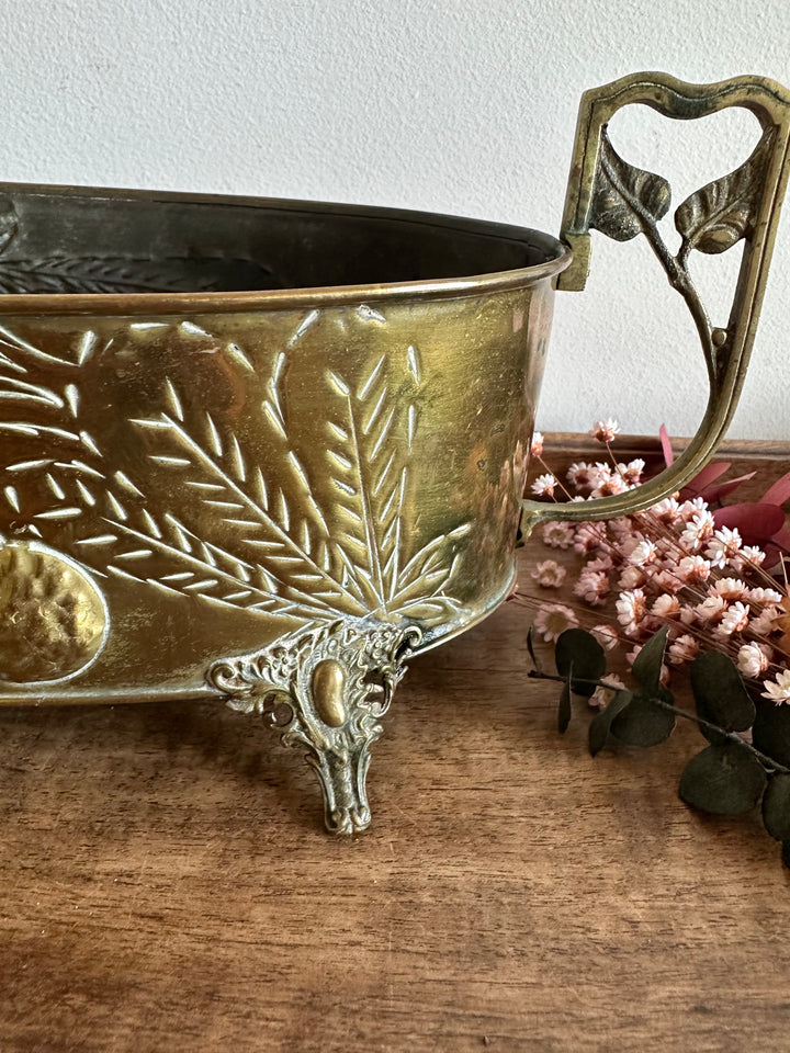 Jardinière en cuivre et laiton gravée sur pieds sculptés