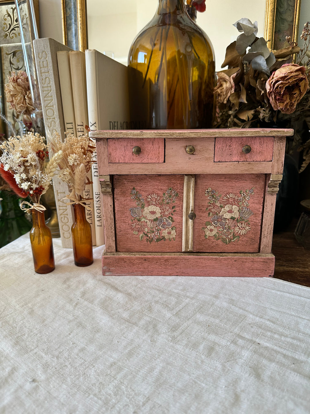 Coffre en bois artisanal peint en rose décoré de fleurs blanches