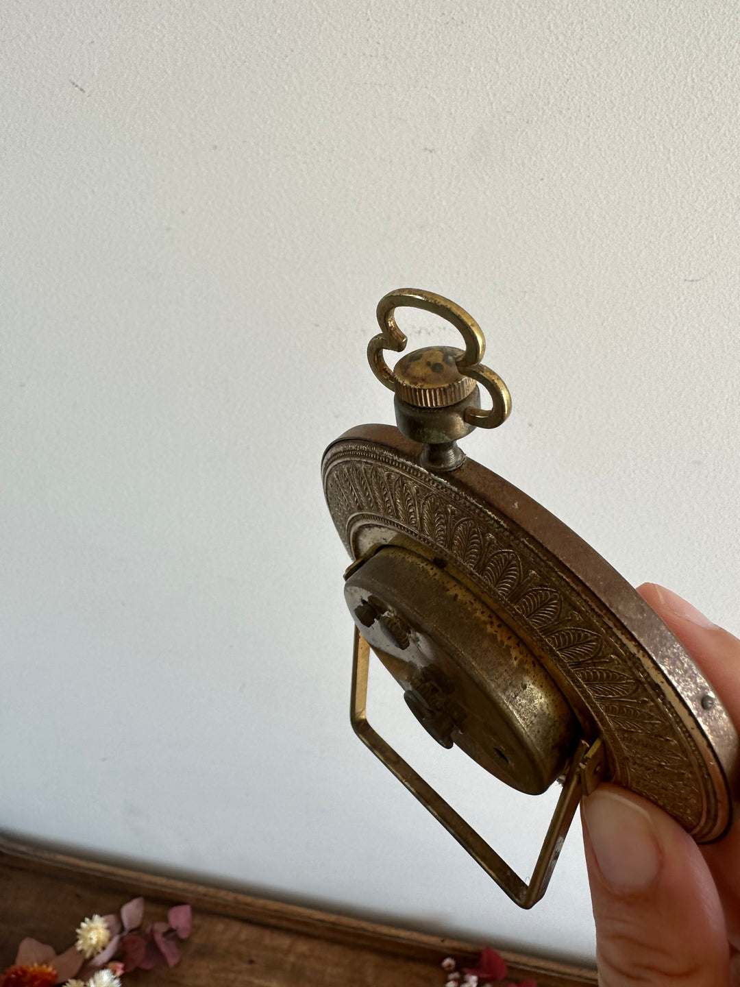 Réveil matin sur pied Europa en métal doré