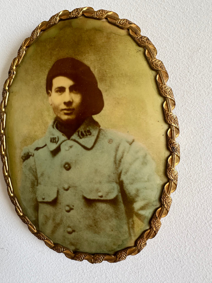 Photographie poilu dans cadre en laiton à poser