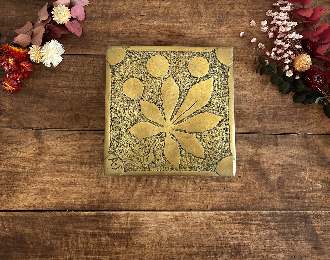 Dessous de plat signé AF en laiton motifs feuilles