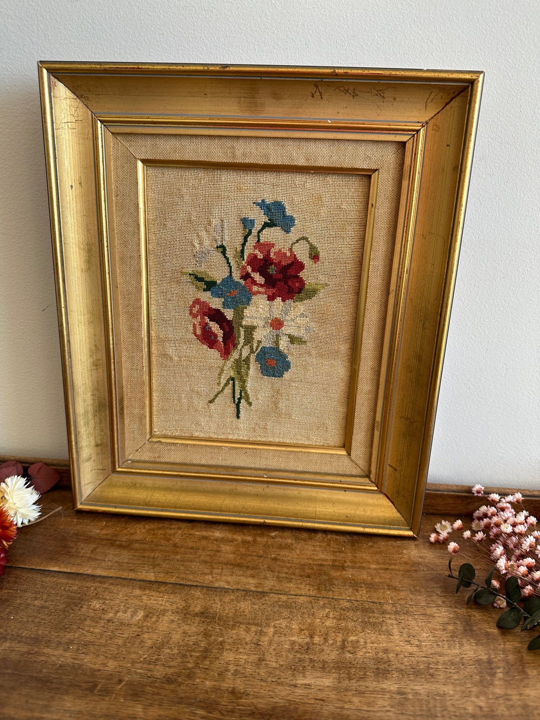 Broderie fleurs roses et bleues dans cadre doré début XX ème
