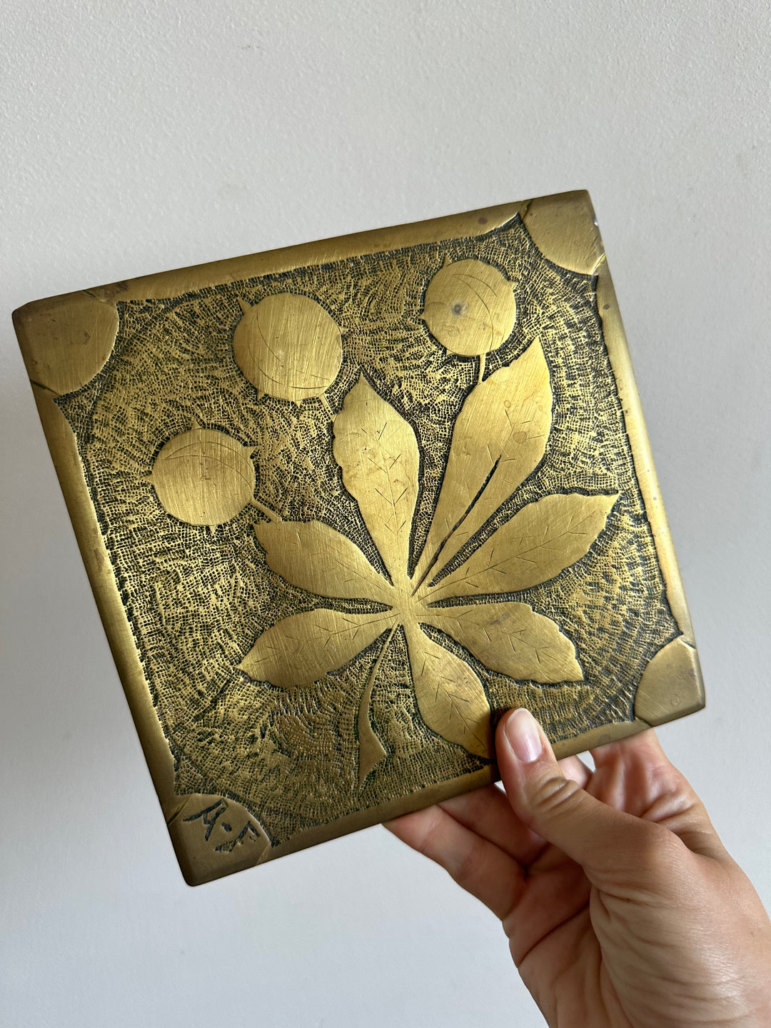 Dessous de plat signé AF en laiton motifs feuilles