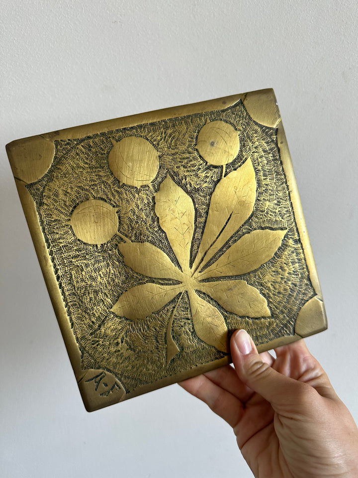 Dessous de plat signé AF en laiton motifs feuilles
