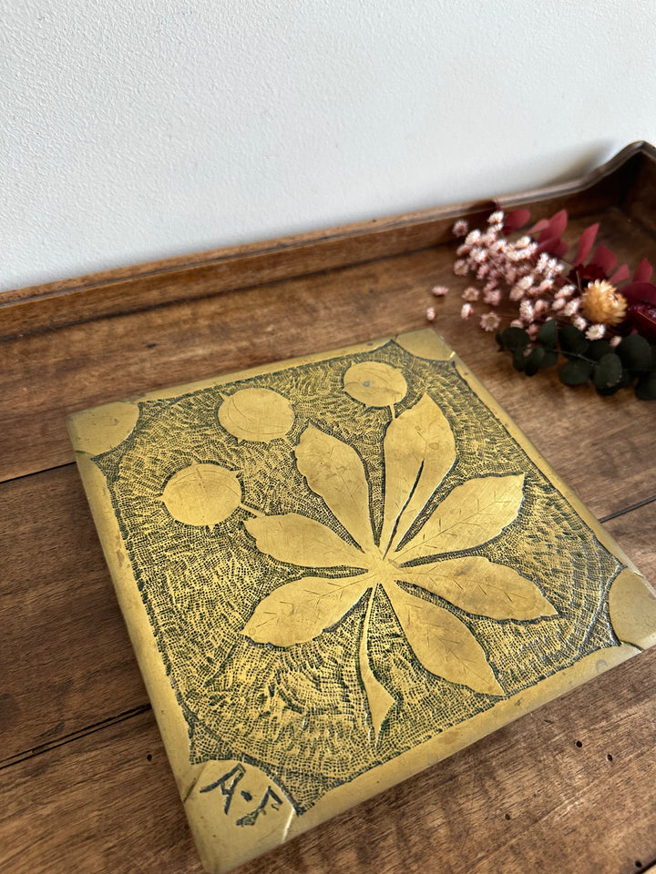 Dessous de plat signé AF en laiton motifs feuilles