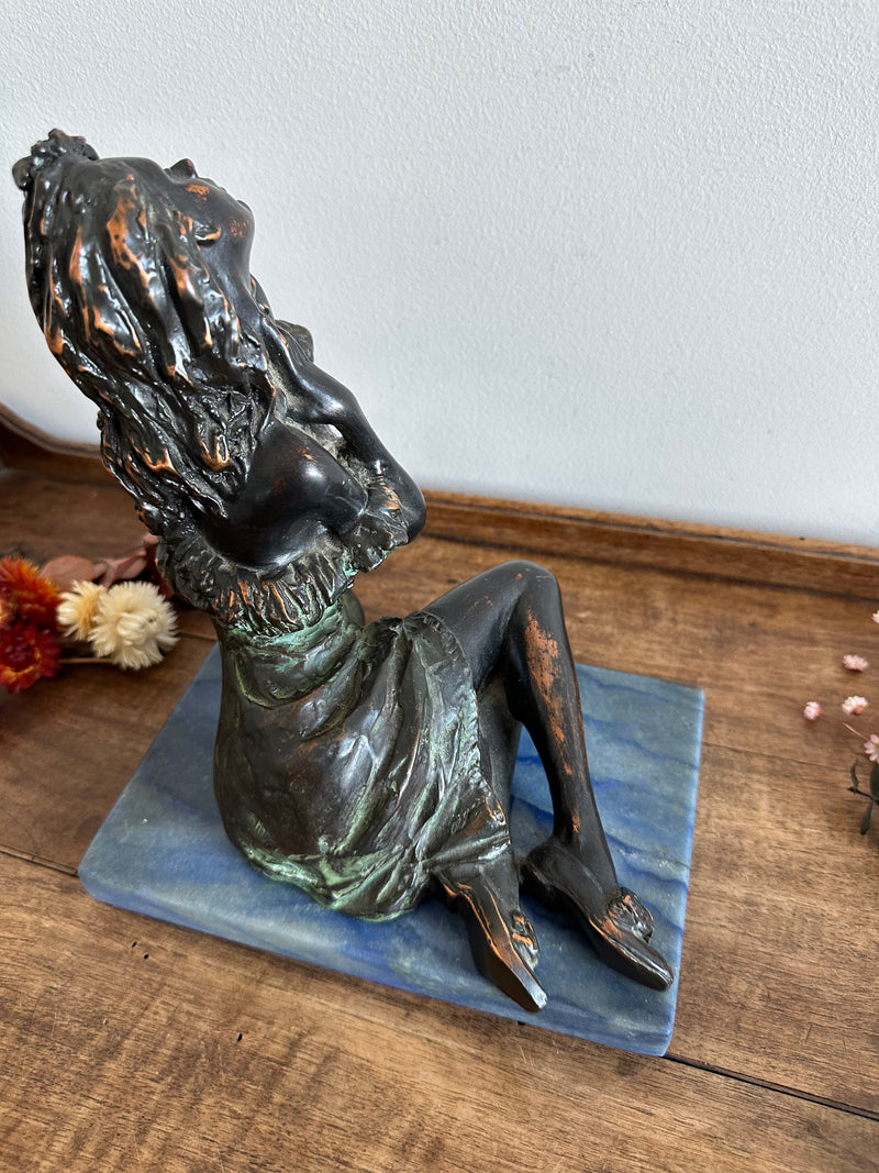Statuette en bronze sur socle en marbre bleu