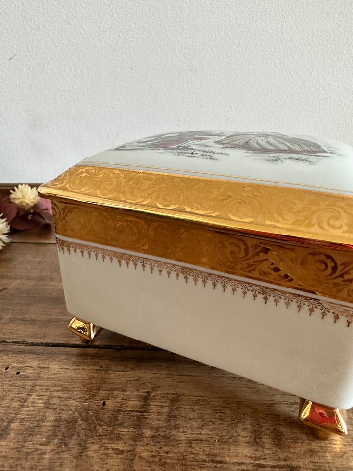 Boite en porcelaine Limoges sur pieds carrés motifs scène d'époque