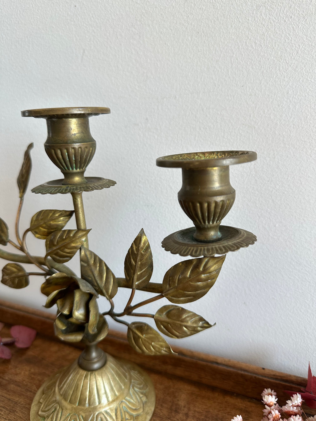 Chandelier à trois branches orné de roses sculptées