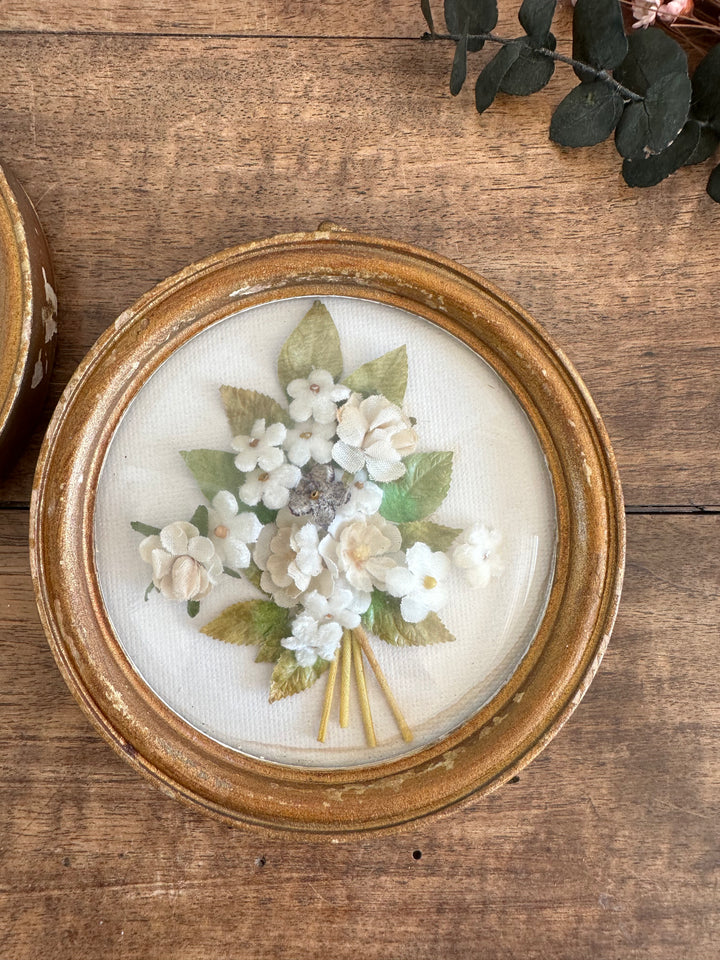 Fleurs en tissu sous verre bombé fond blanc cadre en bois doré