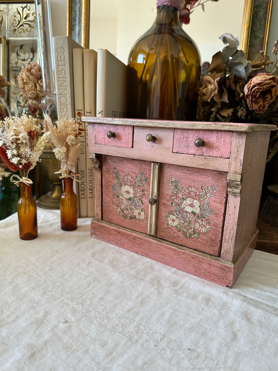 Coffre en bois artisanal peint en rose décoré de fleurs blanches