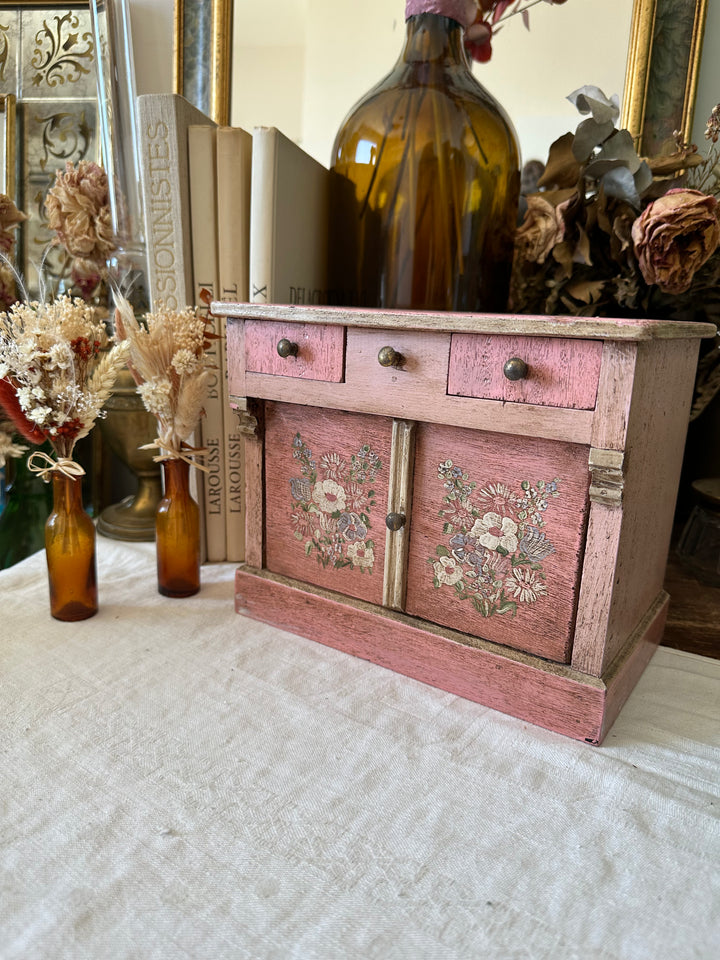 Coffre en bois artisanal peint en rose décoré de fleurs blanches