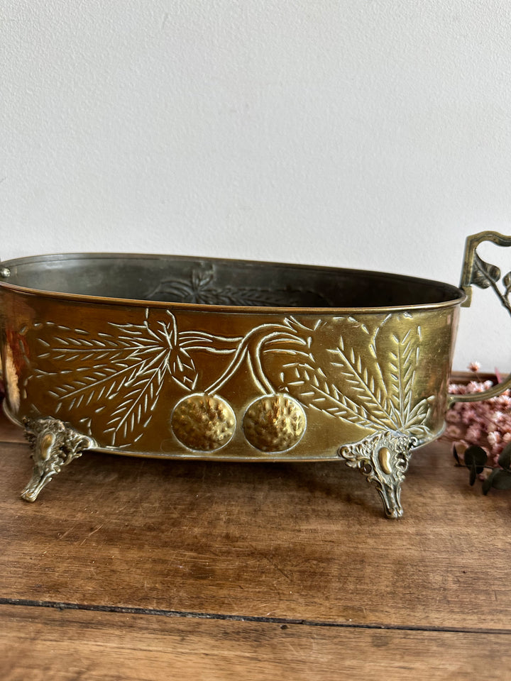 Jardinière en cuivre et laiton gravée sur pieds sculptés