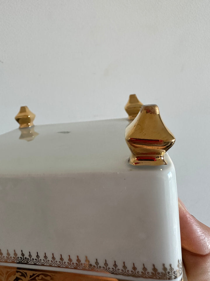 Boite en porcelaine Limoges sur pieds carrés motifs scène d'époque