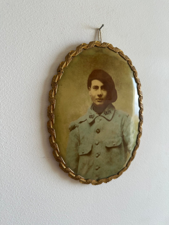Photographie poilu dans cadre en laiton à poser