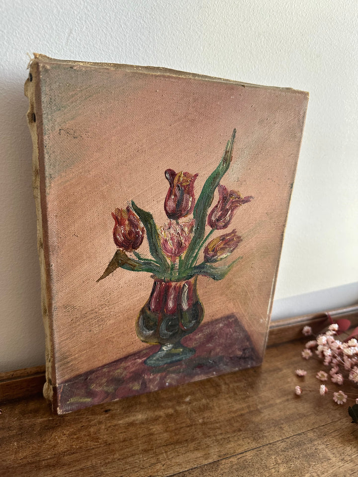 Bouquet de tulipes roses et rouges dans un vase sur fond vieux rose