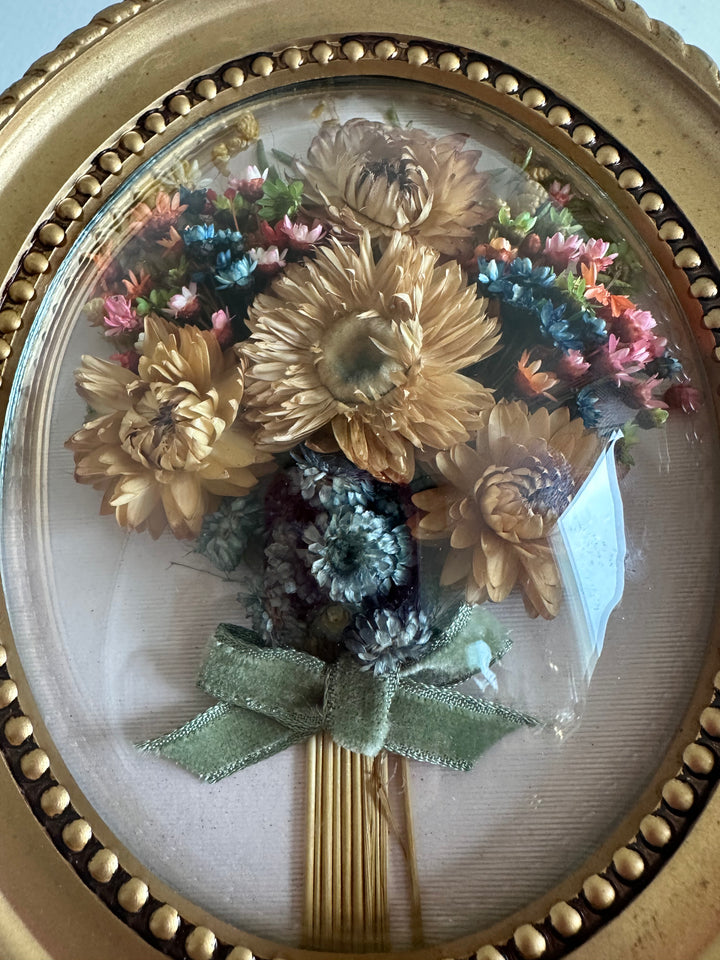 Bouquet de fleurs séchées encadré sous verre bombé