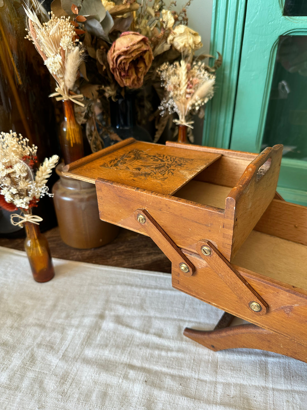 Travailleuse de table en bois avec gravures décoratives