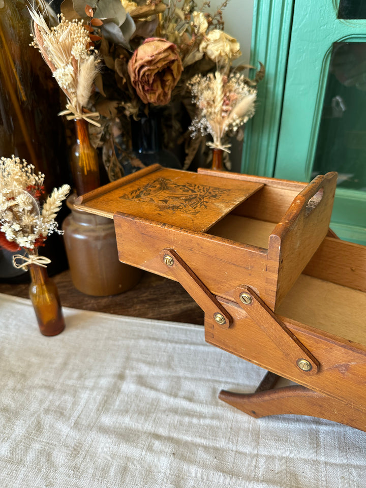 Travailleuse de table en bois avec gravures décoratives