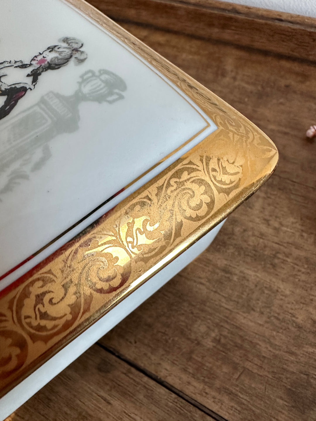 Boite en porcelaine Limoges sur pieds carrés motifs scène d'époque