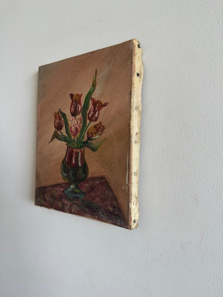Bouquet de tulipes roses et rouges dans un vase sur fond vieux rose