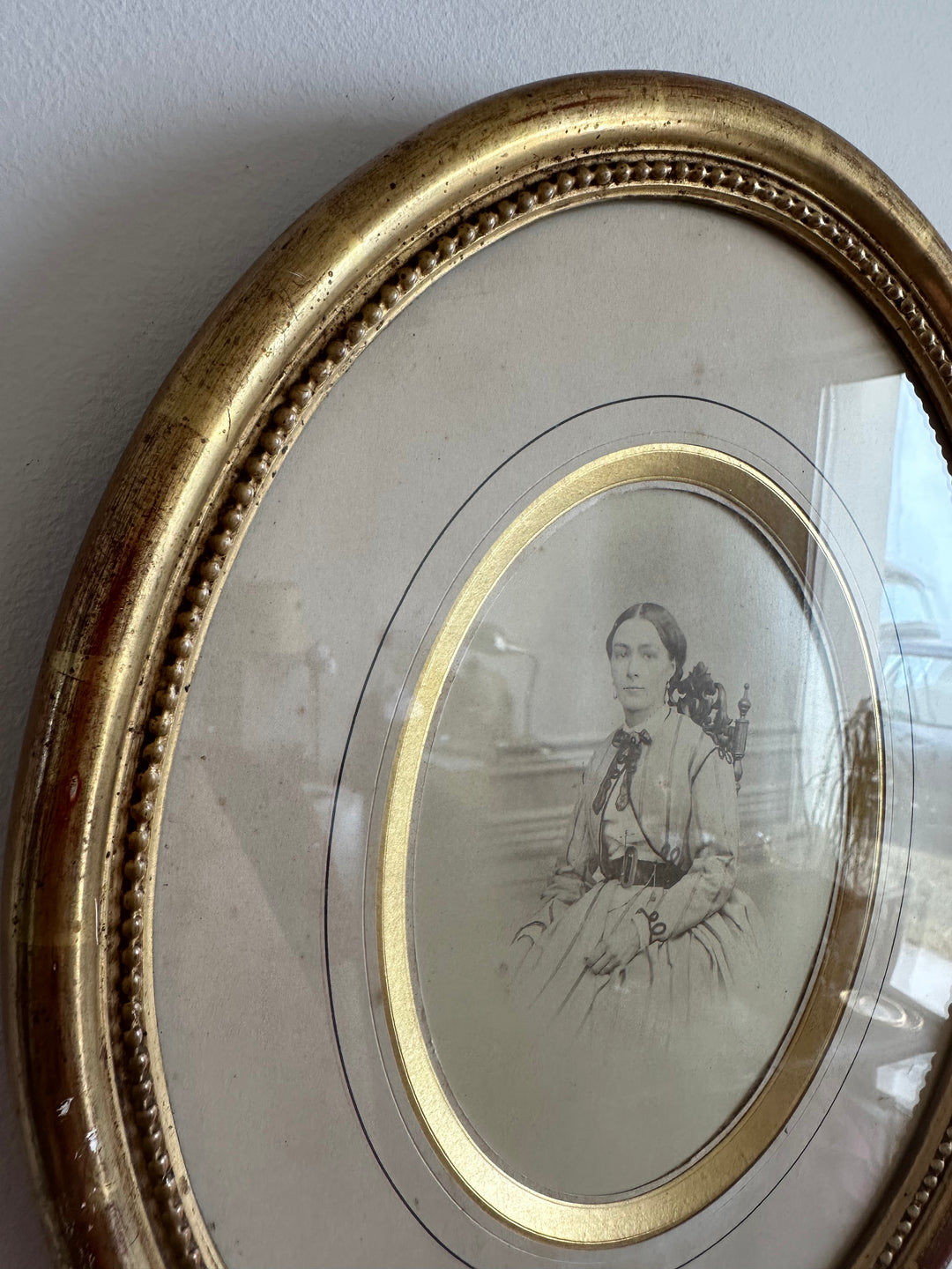 Portrait jeune femme assise dans son cadre doré à la feuille d'or.