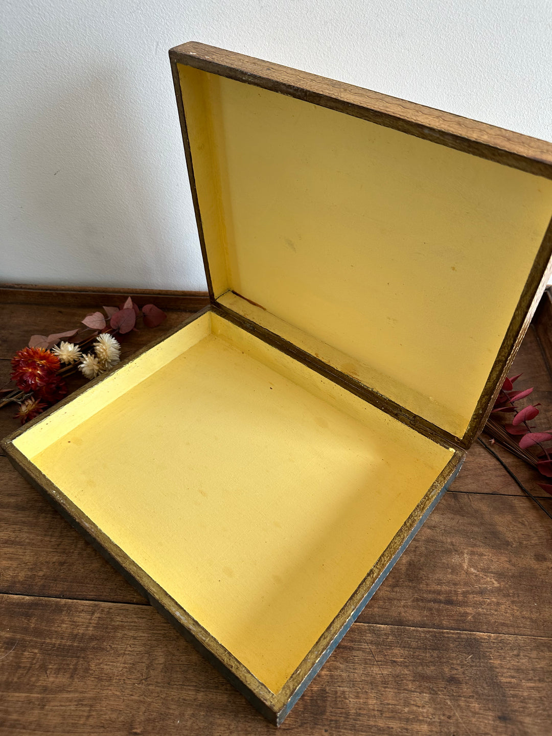 Boite à chocolats en bois décoration dorée style florentin