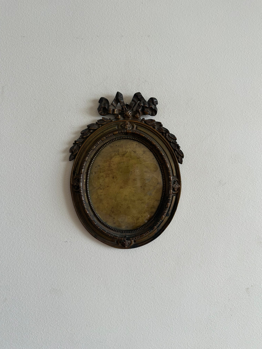 Cadre photo Napoléon III rond en bronze noeud sur fronton