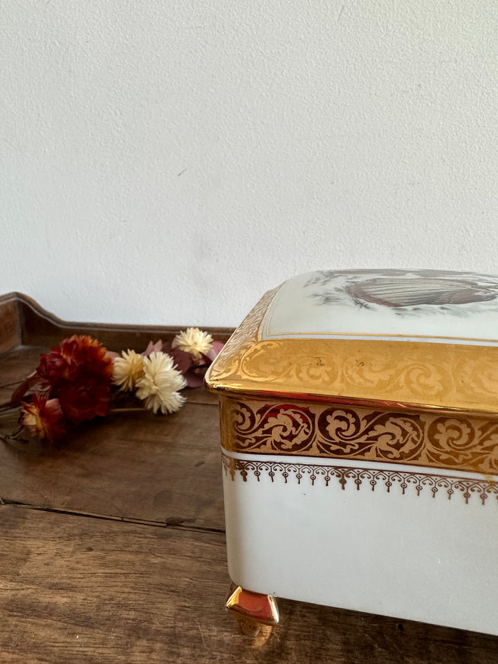 Boite en porcelaine Limoges sur pieds carrés motifs scène d'époque