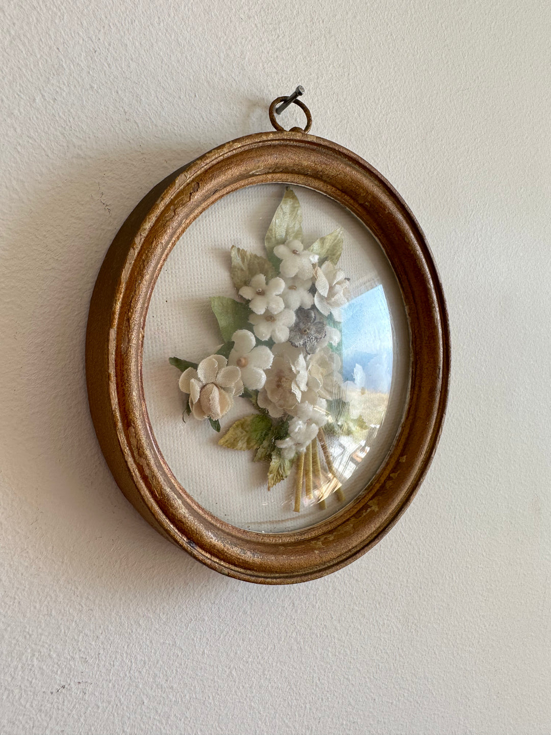 Fleurs en tissu sous verre bombé fond blanc cadre en bois doré