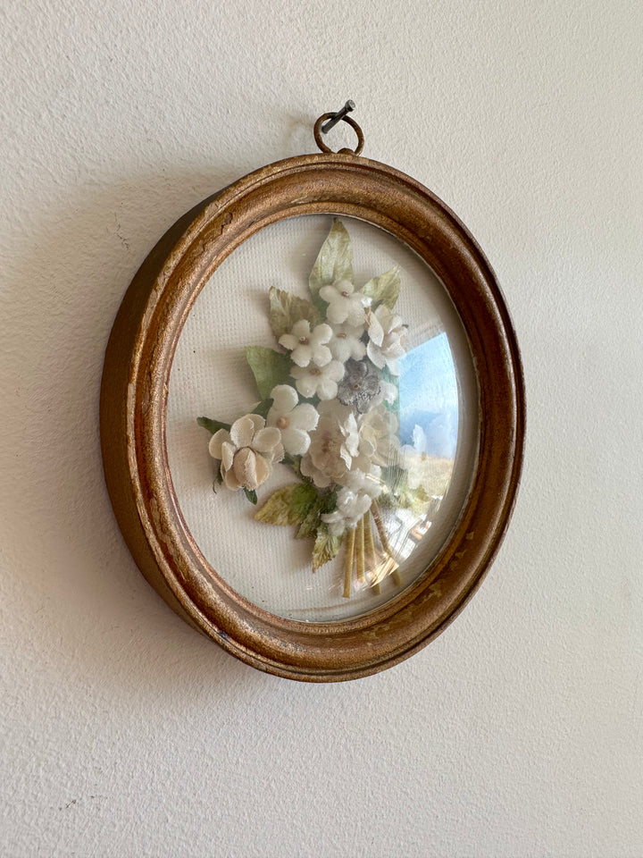 Fleurs en tissu sous verre bombé fond blanc cadre en bois doré