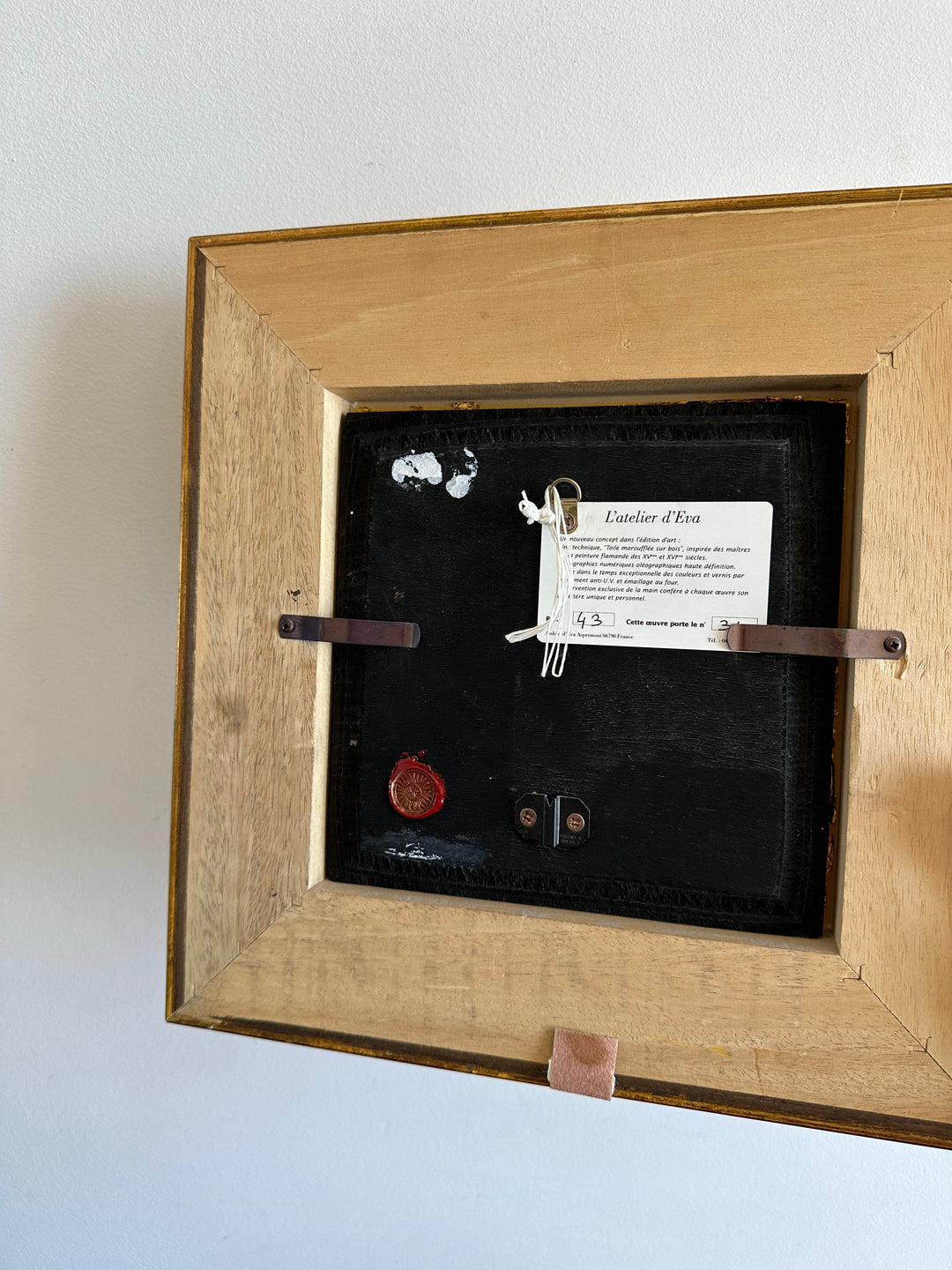 Toile marouflée sur bois représentant une rose dans son cadre épais doré