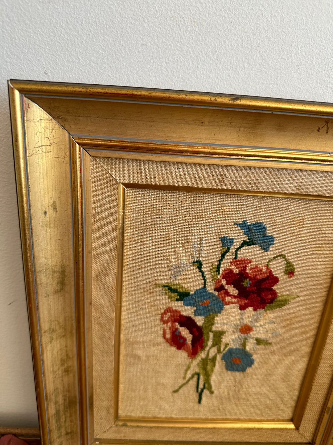 Broderie fleurs roses et bleues dans cadre doré début XX ème